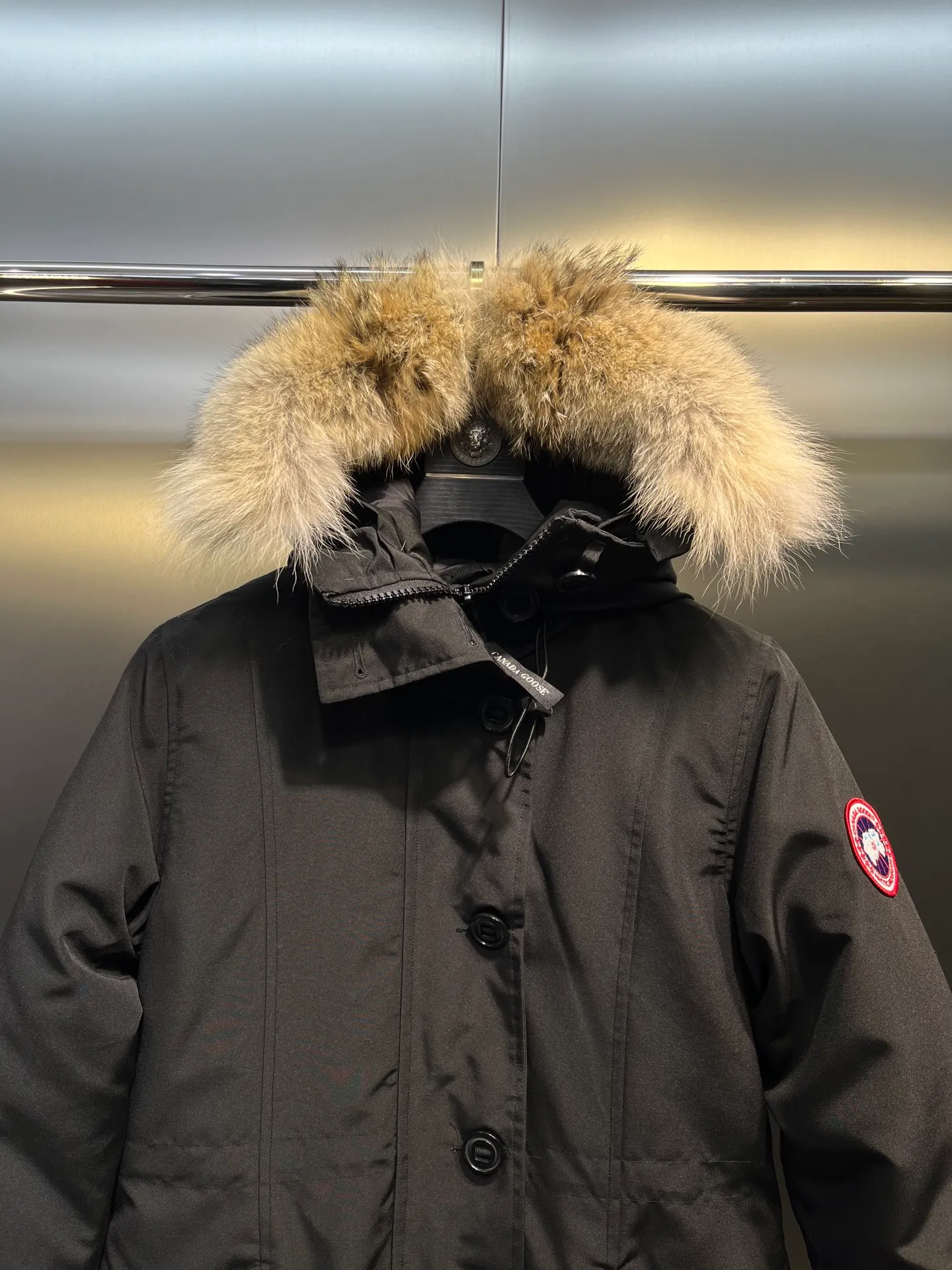 P860 Canada goose/Canada Goose 05 model 2580LA CANADA GOOSE/Canada Goose Rossclair parka women's down jacket, authentic original clothing molding, all accessories are custom-made from the original factory. This model is very unique. The zipper at the back can be opened to change into a dovetail style, with diagonal pockets and a layer of hidden pockets underneath. The official website has become a popular model. The softness and hardness of the fabric are compared with the genuine ones. It can be restored by kneading at will (fabric misunderstanding: fabrics with high hardness are not waterproof. Only those who buy the latest genuine version this year will notice the softness and comfort of the fabrics). The down is synchronized with the genuine white duck down. It is fluffy and not lumpy. The electronically controlled down charging machine is used to fill the zippers with customized genuine YKK zippers. High hardness and no lag. The fur collar is purchased from the same manufacturer as Wolf Hair. (Cooperative factory 2019 Canadian wolf skin auction and Big Goose official auction of wolf skin fur collars on the same site) All workmanship and wiring are controlled by workers with more than ten years of service. They must be horizontal and vertical, and are not crooked. The density of the inner wiring is more exquisite. Compare at will. Big goose label, collar label, washed label, hang tag, zipper rope, pocket label, back label, collar velvet, Velcro fasteners, all details of the cuffs are updated simultaneously with the original product, the best version, and the most complete color matching. The fighter in World 05 battles various world goods. Size: XS-XL